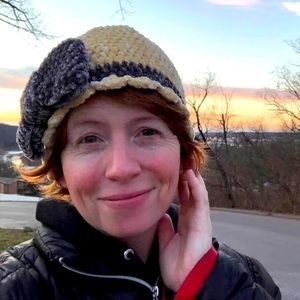 Vintage-Style Warm Hat With Bow